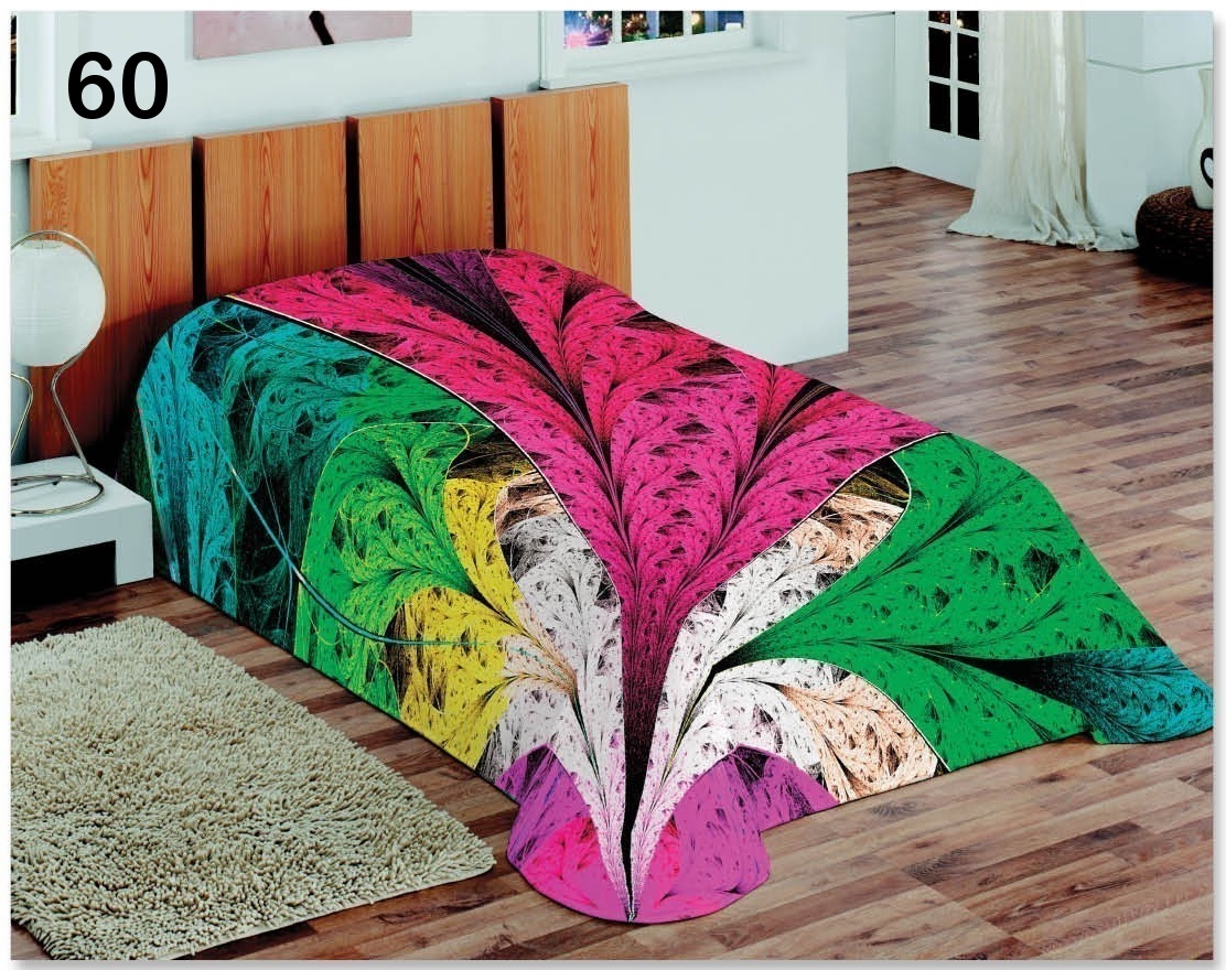 Amarantowe koce do sypialni w kolorowe pióra