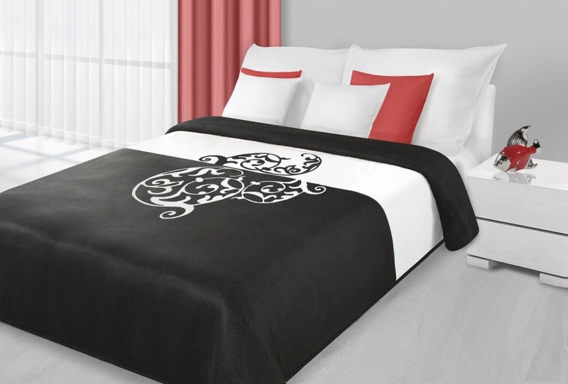Czarno biała narzuta dwustronna na łóżko z ornamentem