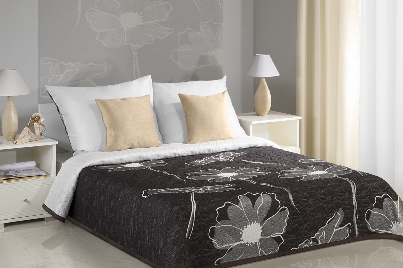 Dwustronna narzuta na łóżko w kolorze brązowym w kremowe kwiaty