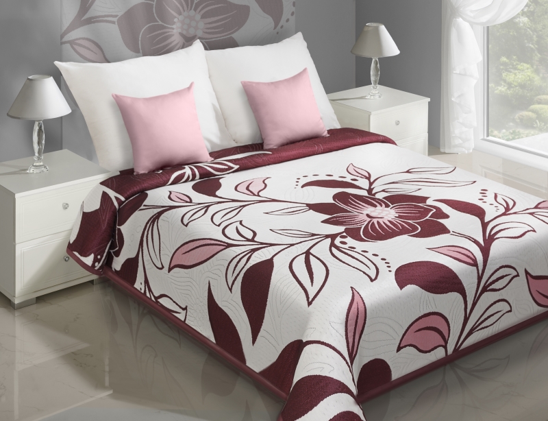Kremowa narzuta dwustronna na łóżko w bordowe kwiaty