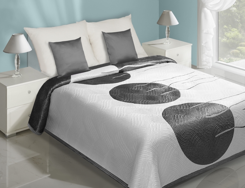 Narzuta dwustronna na łóżku w kolorze białym z szarymi kołami