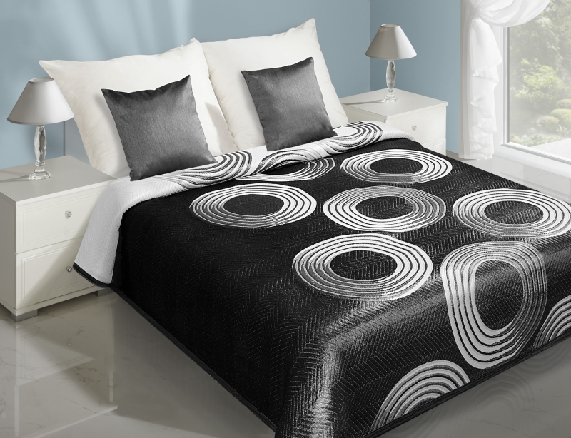 Czarne dwustronne narzuty i kapy na łóżko z wzorem