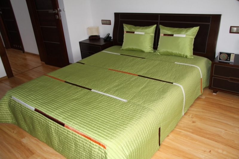 Pikowane narzuty na małe i duże łóżka koloru zielonego