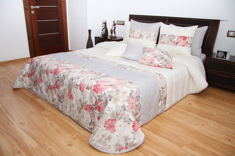 Kremowe narzuty na małe i duże łóżka w malinowo szare kwiaty