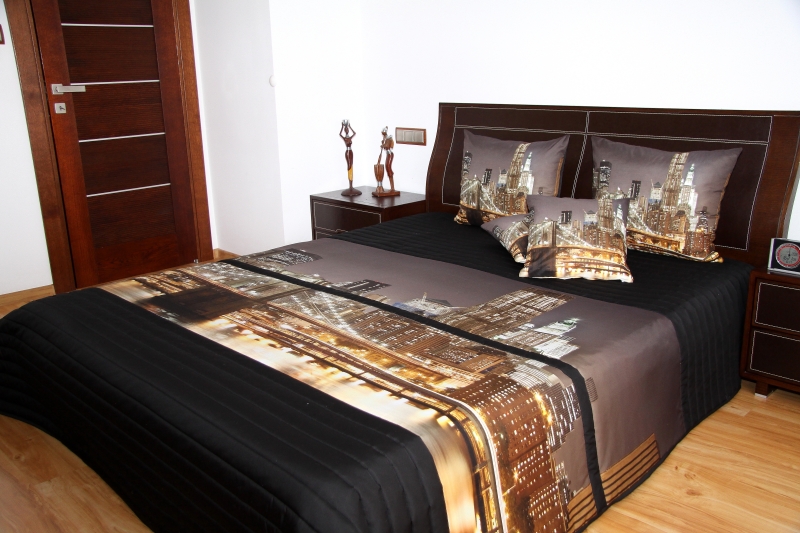 Narzuty pikowane na duże łóżka w kolorze czarnym z nocnym miastem