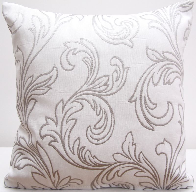 Poszewka na poduszke w kolorze białym ze srebnym wzorem