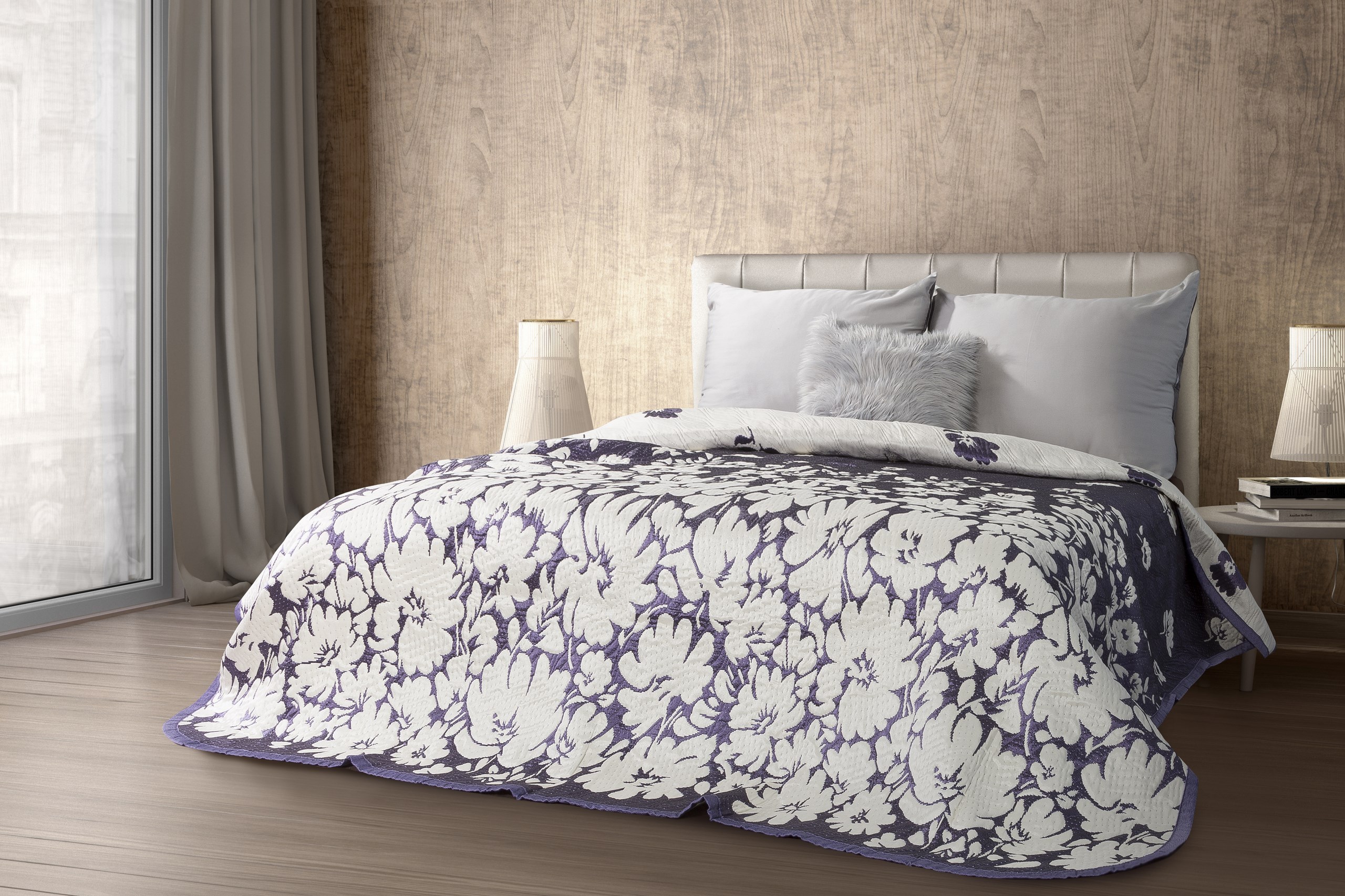 Kremowa narzuta na łóżko z motywem kwiatowym