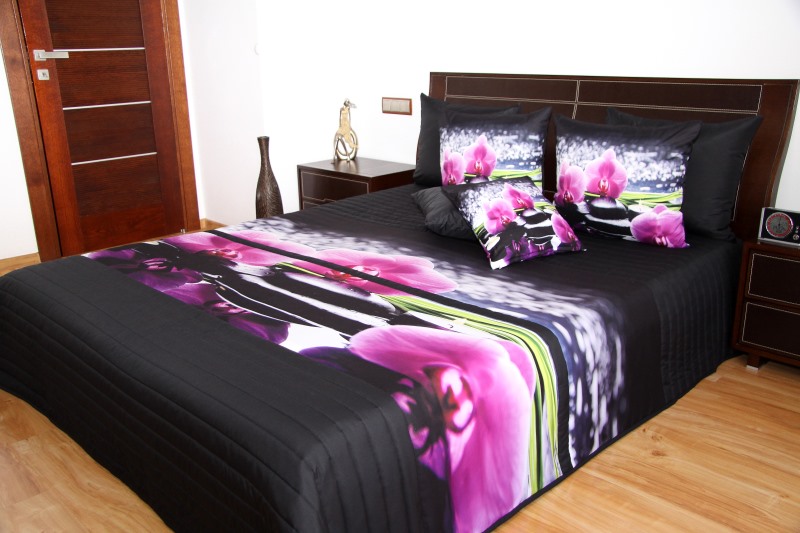 Czarne narzuty na łóżko do sypialni w różowe kwiaty