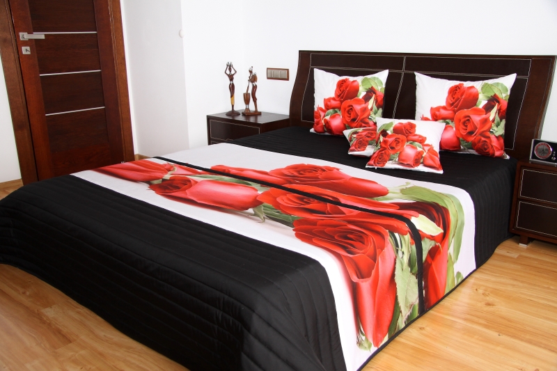 Narzuty do sypialni koloru czarnego z czerwonymi różami na białym tle