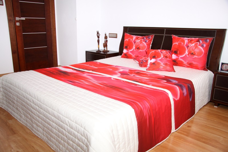 Czerwone storczyki narzuty na łóżka koloru białego