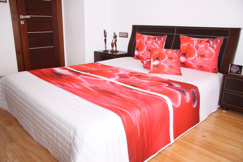 Pikowane narzuty na łóżko koloru białego w czerwone kwiaty