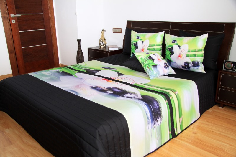 Czarne narzuty na łóżko do sypialni z białym kwiatem na zielonym tle 