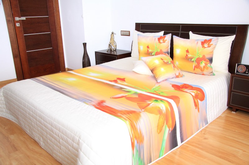 Kremowe narzuty na duże łóżka w pomarańczowe kwiaty