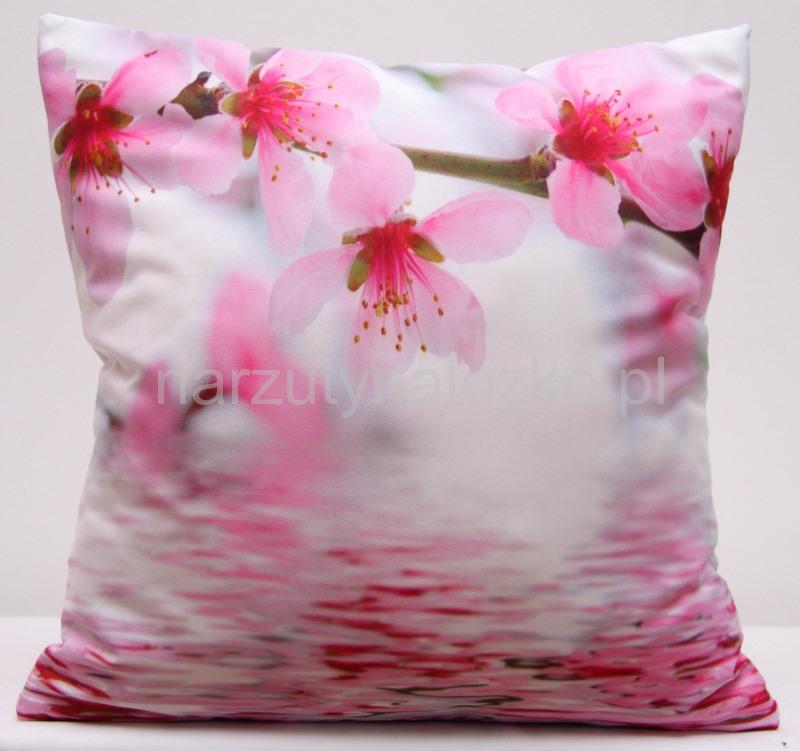 Białe poszewki na poduszki z różowymi kwiatuszkami