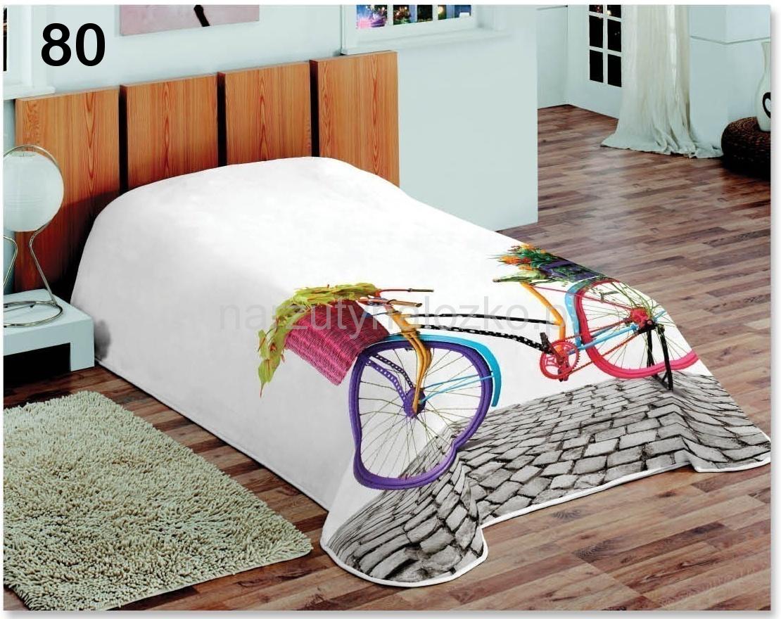 Kolorowy rower koce białe na łóżka