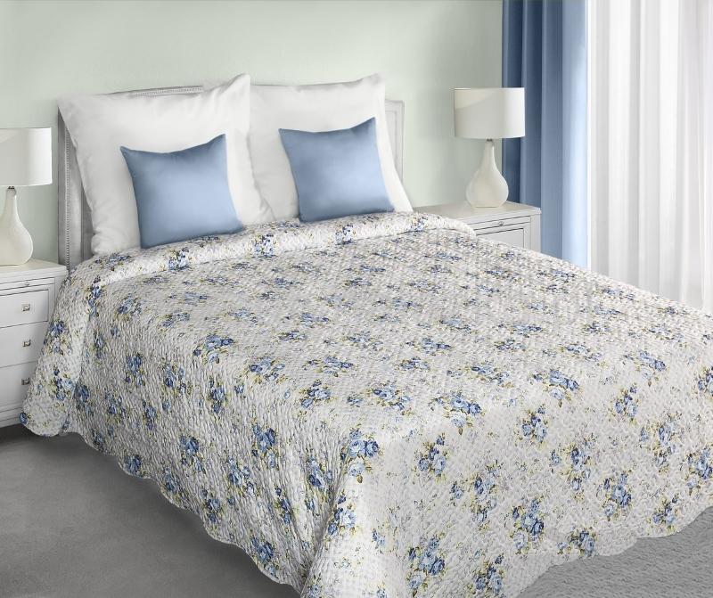 Koce i narzuty dwustronne w kolorze białym na łóżko w niebieskie kwiaty