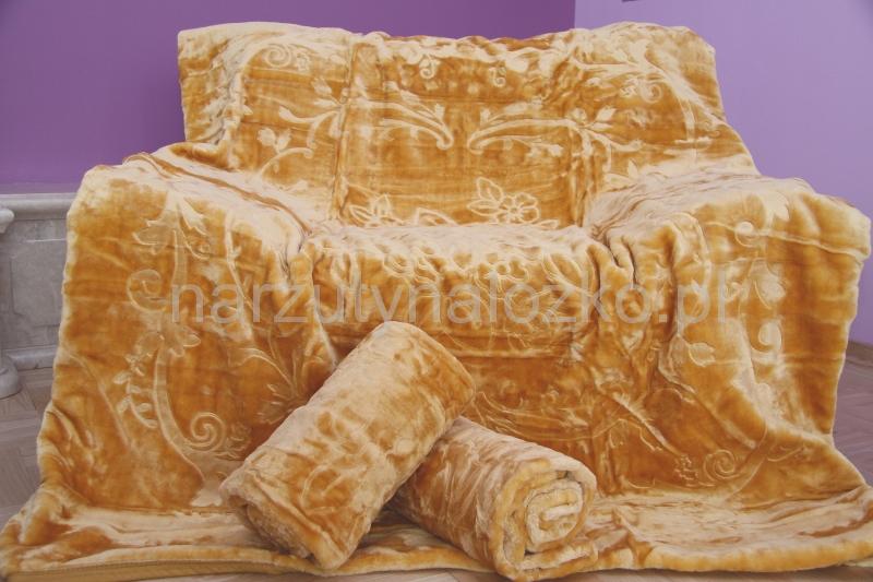 Narzuty w kolorze złotym wytłaczane na fotele i sofę