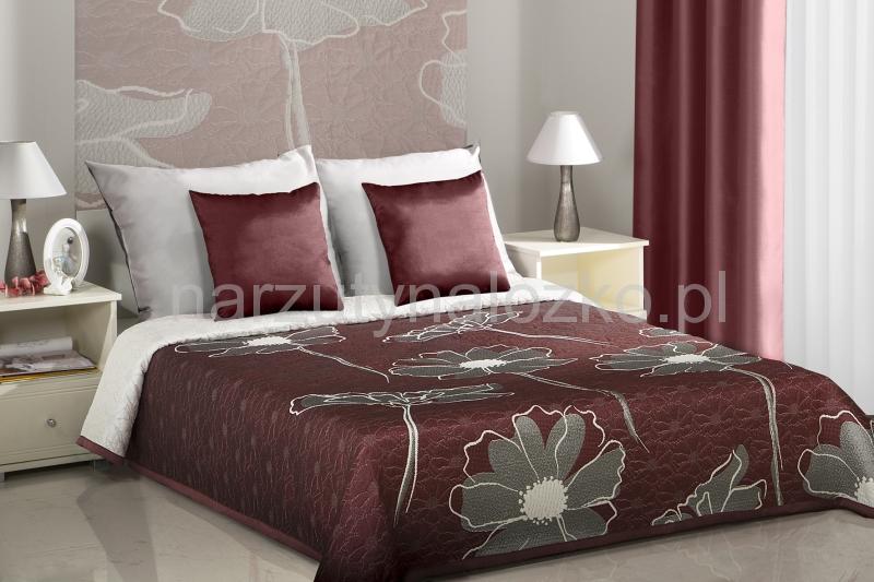Bordowa narzuta dwustronna na łóżko w kremowe kwiaty