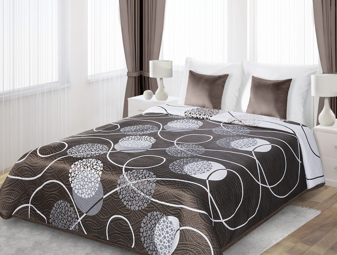 Dwustronne narzuty i kapy na łóżko w kolorze brązowym z białym wzorem