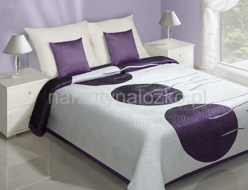 Białe modne narzuty dwustronne na łóżko z fioletowymi kołami