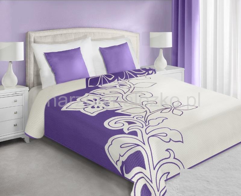 Narzuty dwustronne w kolorze białym na łóżko z fioletowym motywem kwiatowym