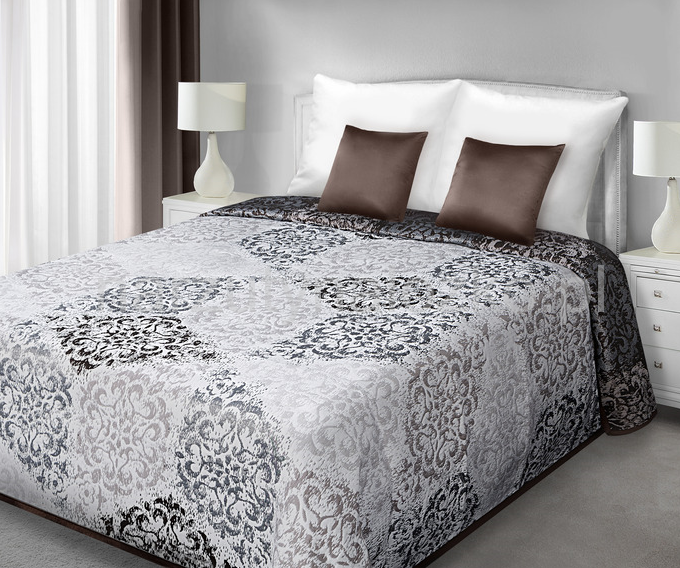 Dwustronna biała narzuta na łóżko sypialniane z brązowym ornamentem