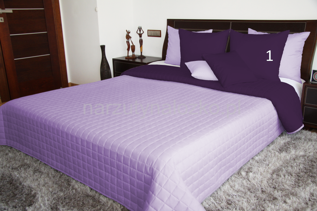 Narzuta w kolorze wrzosowo fioletowym na łóżko