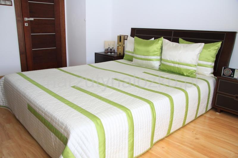 Narzuty pikowane na małe i duże łóżka w kolorze kremowym z zielonymi paskami