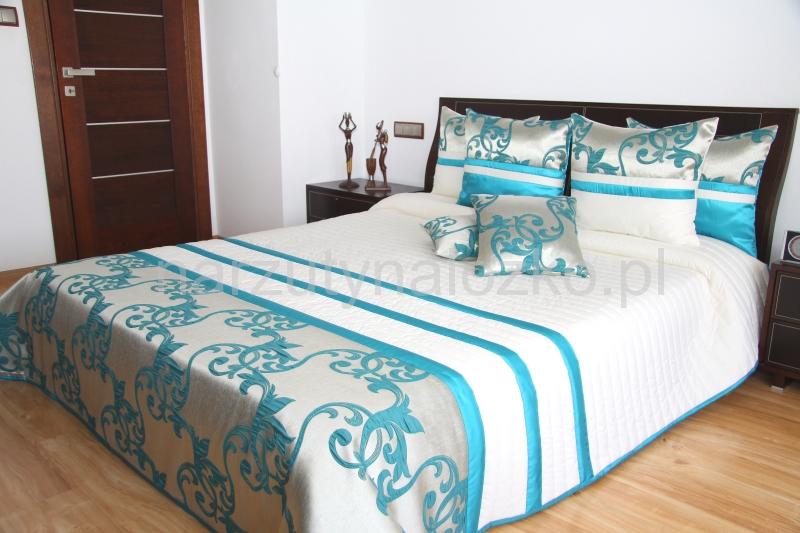 Kremowe narzuty na małe i duże łóżka z turkusowym ornamentem