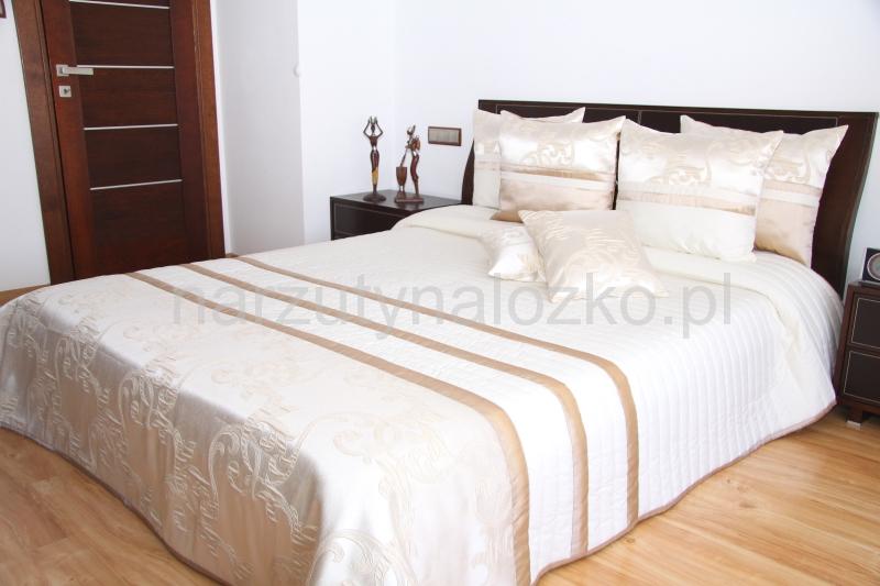 Luksusowe narzuty na małe i duże łóżka koloru kremowego z karmelowym wzorem