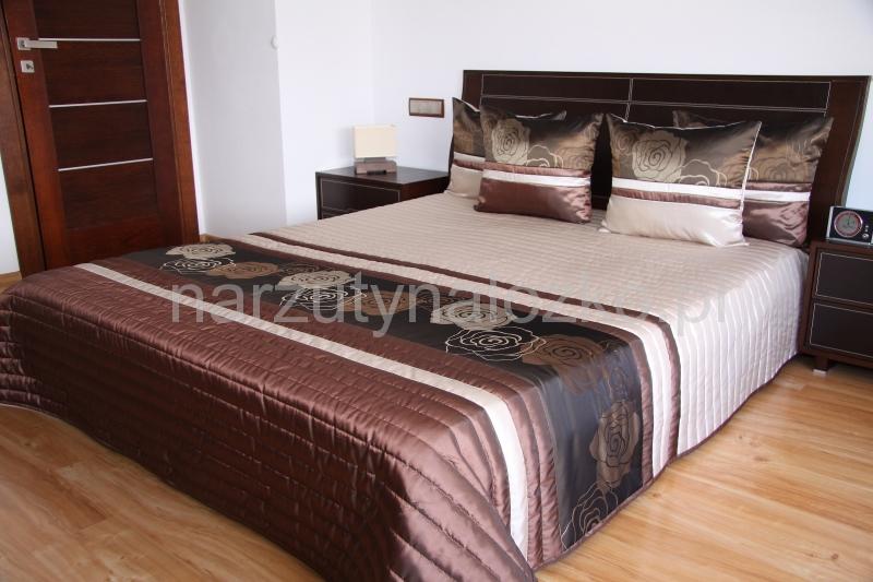 Narzuta koloru jasnobeżowego na łóżko sypialniane z brązowym wzorem