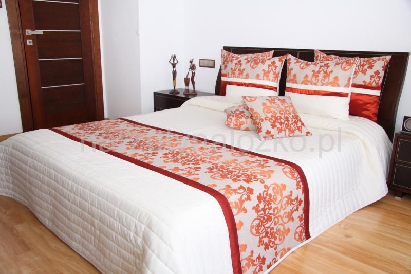 Kremowa elegancka narzuta na łóżko z pomarańczowym ornamentem