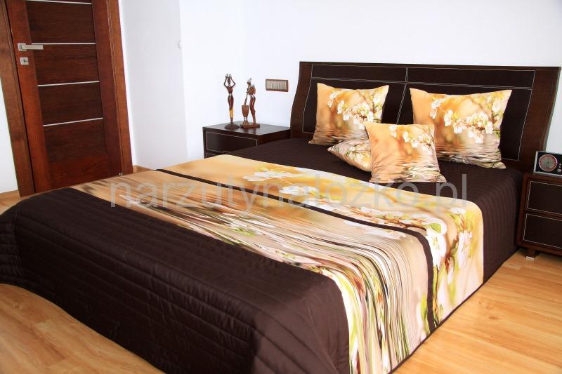 Pikowana brązowa narzuta na łóżko z kwiecistym konarem