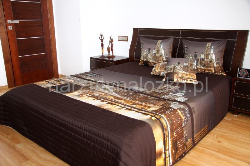 Narzuty na łóżko do sypialni w kolorze brązowym z motywem wielkiego miasta