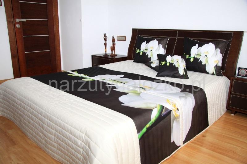 Narzuta ponadczasowa na łóżko koloru białego z białą orchideą na czarnym tle
