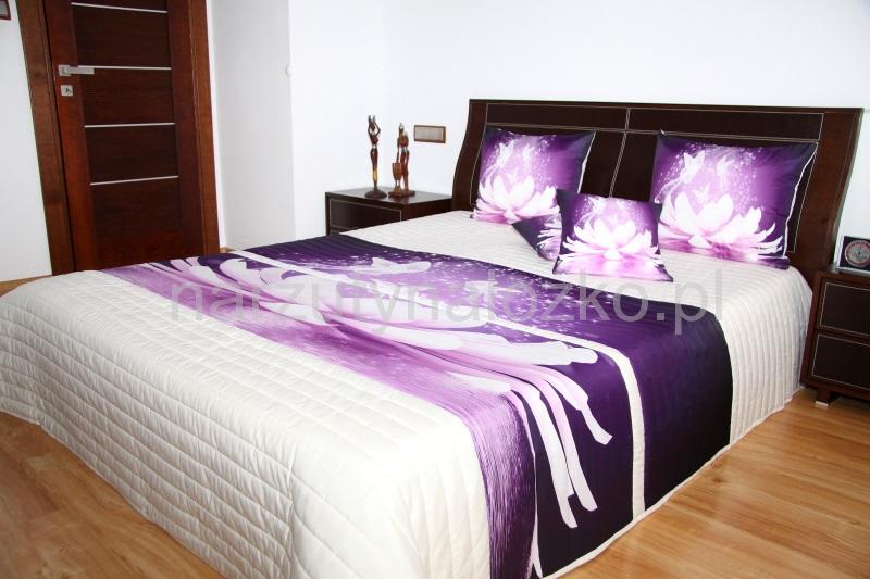Biała pikowana narzuta do sypialni z fioletową lilią