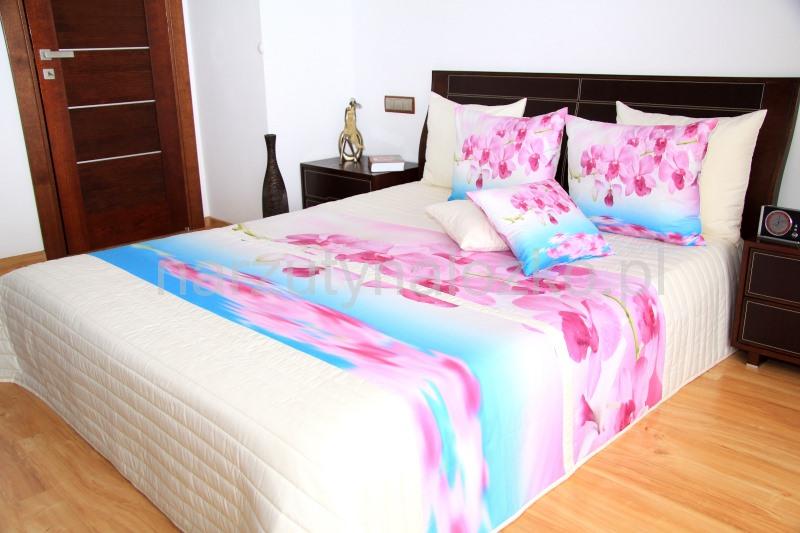 Pikowana biała narzuta na łóżko sypialniane w różowo niebieskie kwiaty