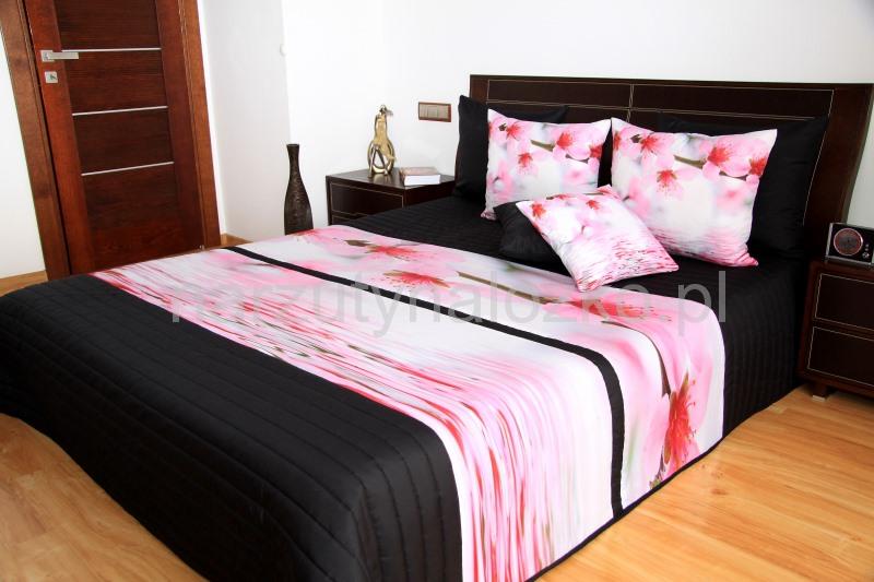 Narzuty na łóżka do sypialni w kolorze czarnym w różowe kwiatuszki