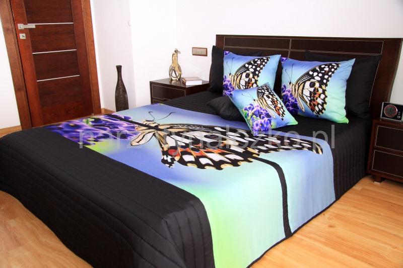 Ponadczasowa narzuta na łóżko koloru czarnego z kolorowym motylem
