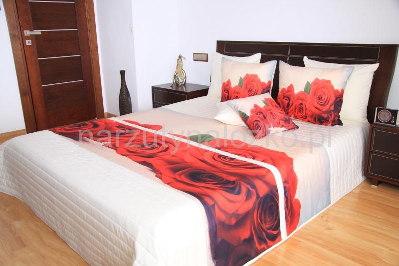 Narzuta kremowa pikowana na łóżko do sypialni w czerwone róże