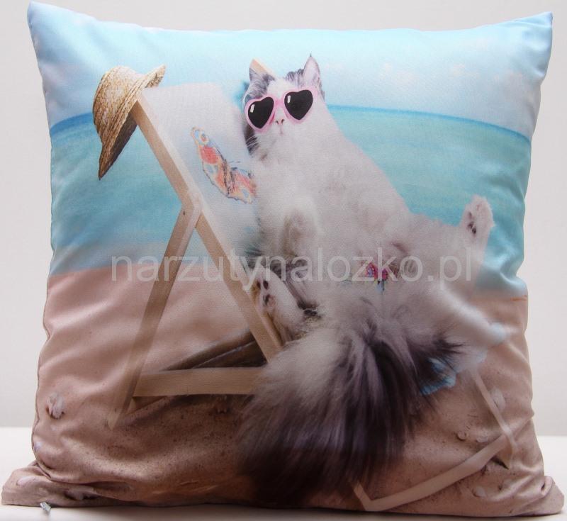 Błękitne poszewki na poduszki z beżowym kotem na leżaku