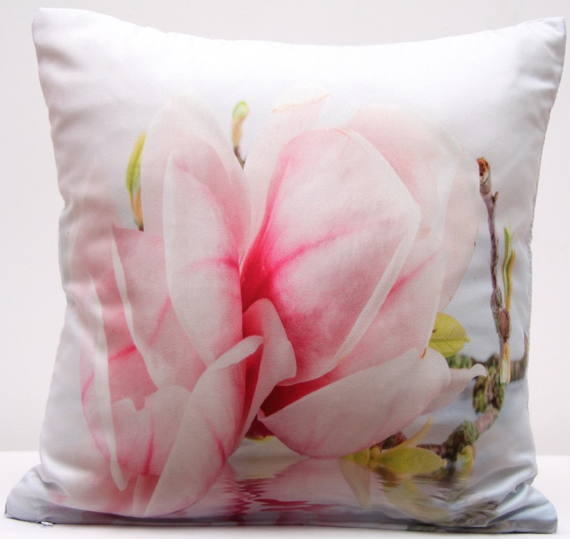Białe poszewki na poduszki z różowym kwiatem