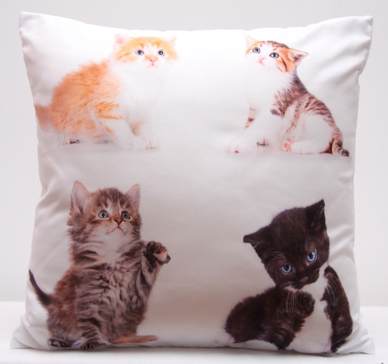 Cztery kotki poszewka na poduszkę w kolorze białym
