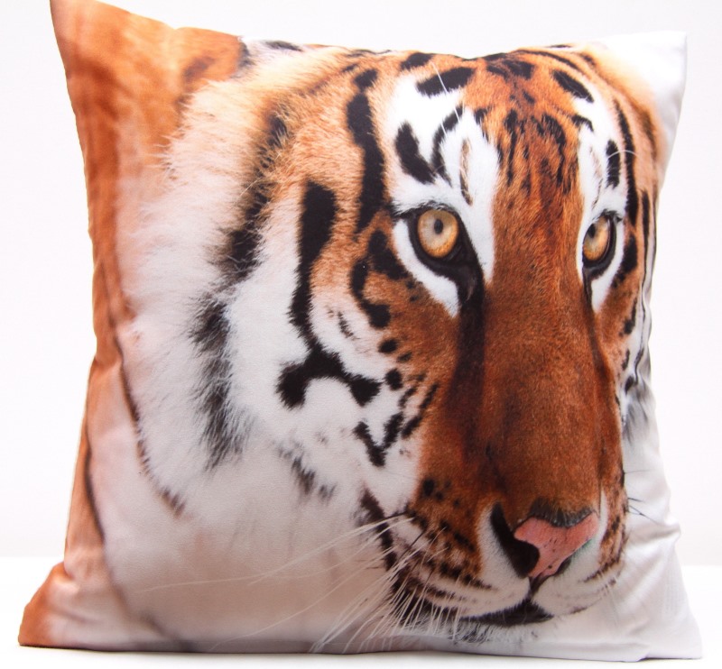 Beżowa poszewka na poduszkę z tygrysem
