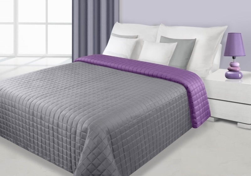 Modne narzuty dwustronne koloru srebno fioletowego na łóżka
