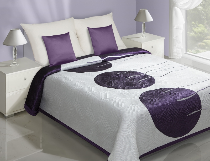 Białe modne narzuty dwustronne na łóżko z fioletowymi kołami