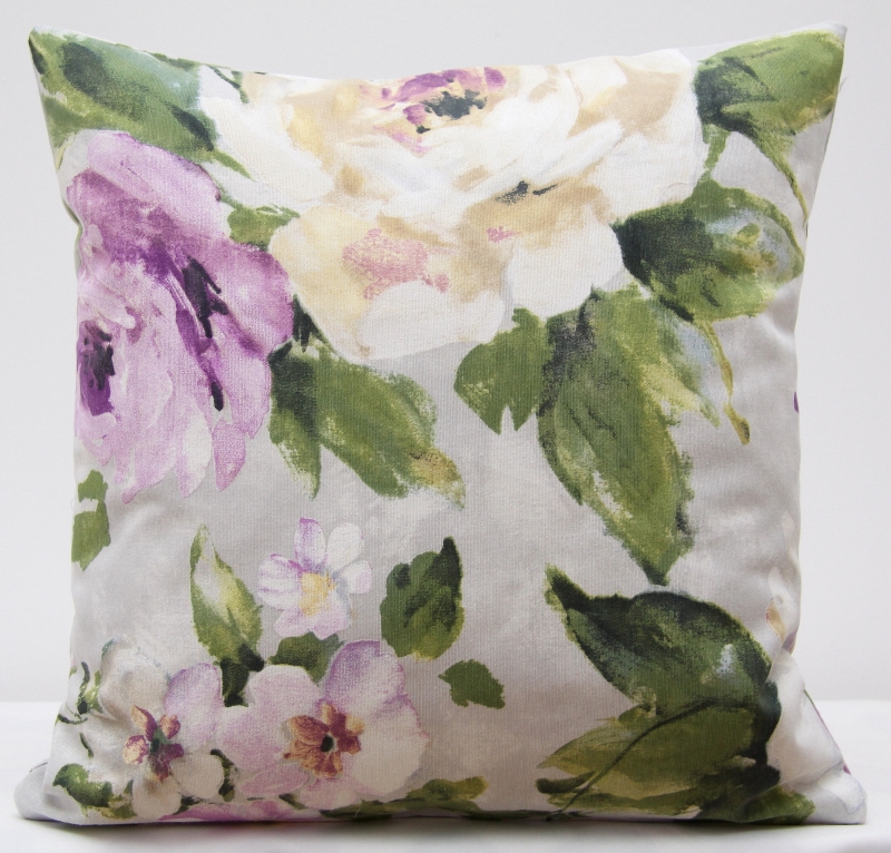 Poszewka na poduszkę w kolorze szarym w zielono fioletowe kwiaty