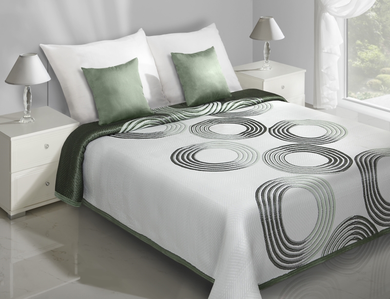 Narzuty dwustronne na łóżko w kolorze białym z zielonym wzorem 