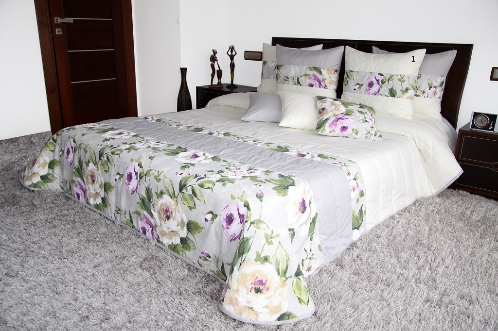 Kremowo szara narzuta na łóżko w kwiaty