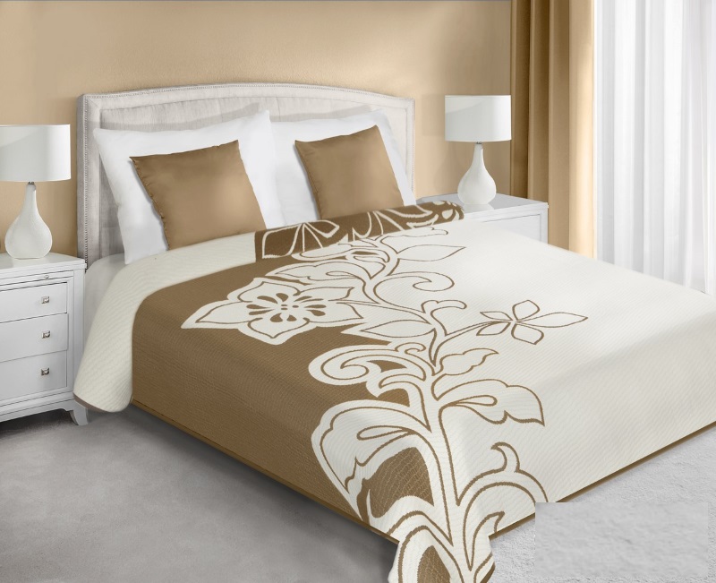 Modne narzuty dwustronne na łóżko do sypialni koloru kremowego z brązowym kwiate